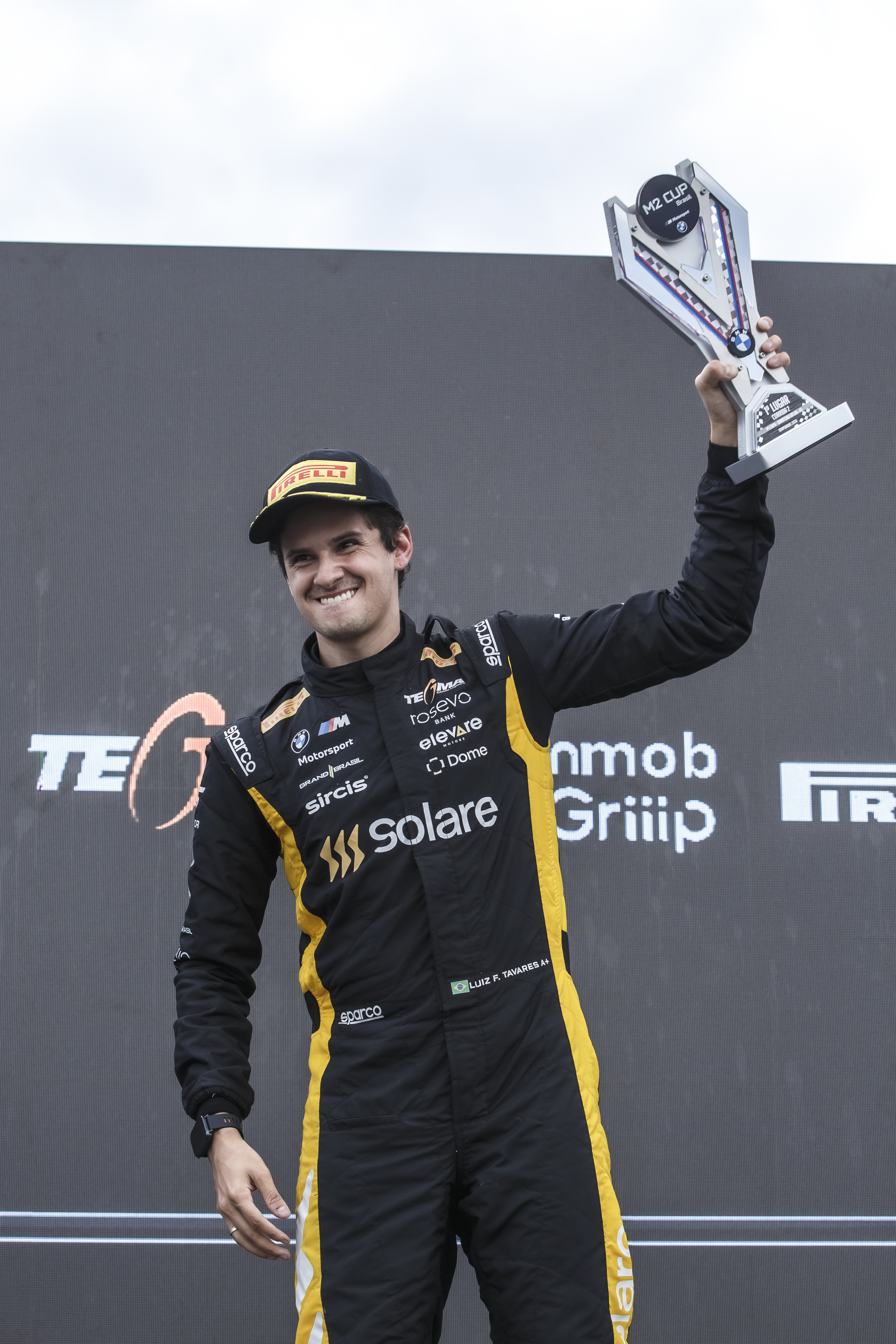 Luiz Felipe Tavares no pódio levantando troféu