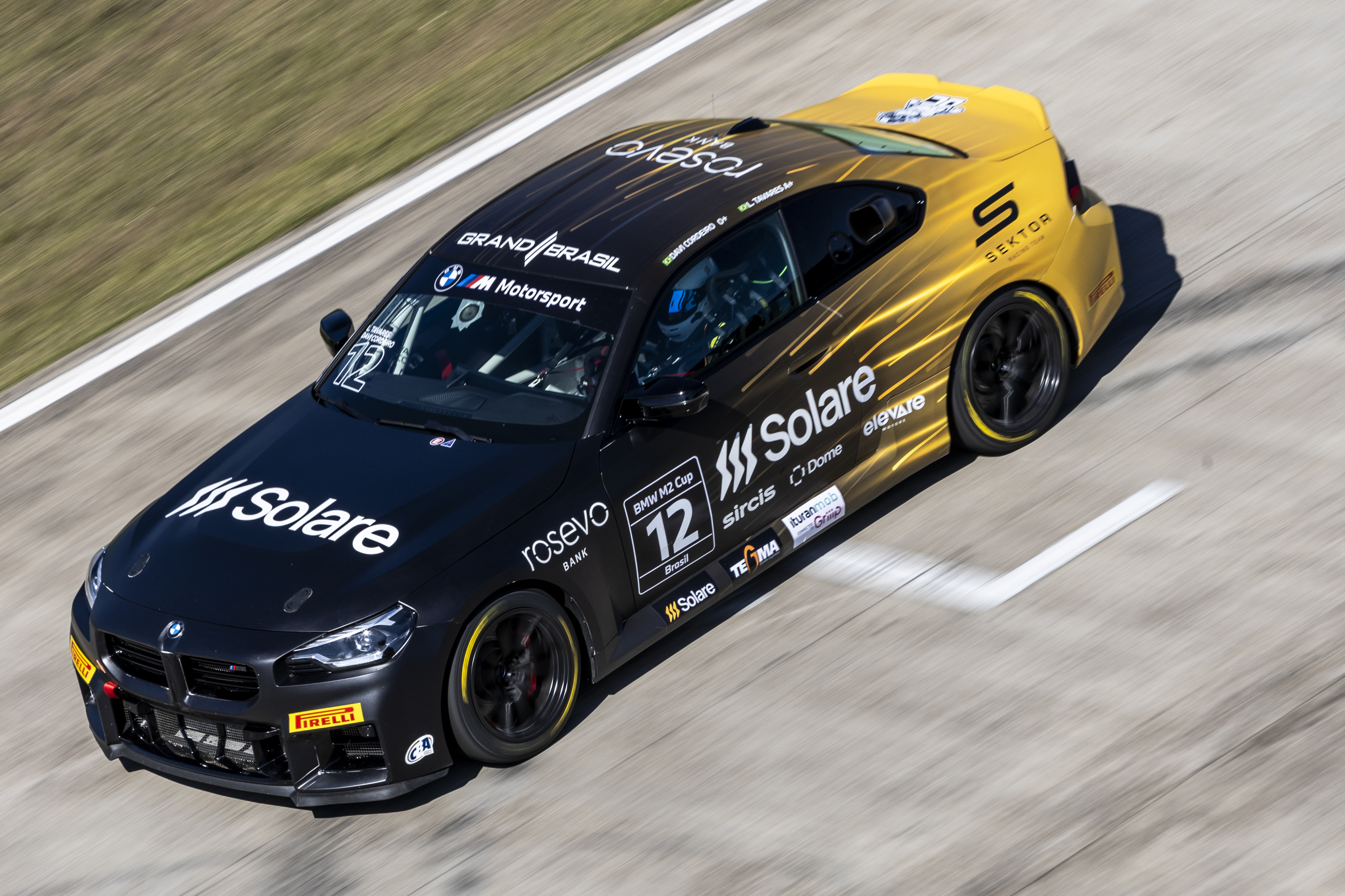 Vista do BMW M2 #12 na pista